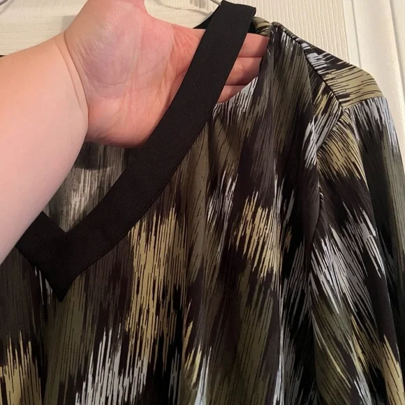 Belle by Kim Gravel Patterned V-Neck Top - Picture 3 of 6